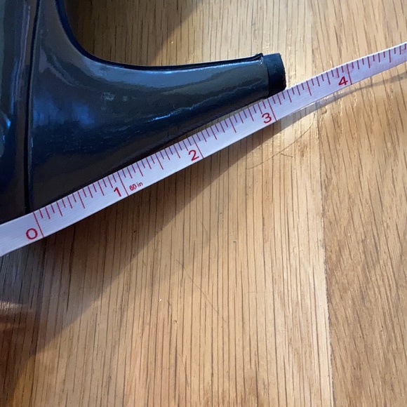 Bandolino Grey patent leather shoe. Size 8 3” heel - Picture 4 of 4